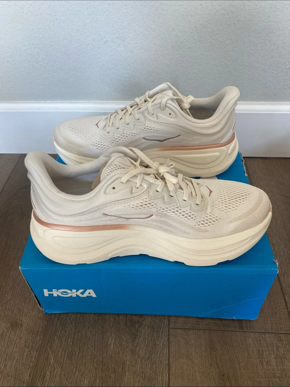 Hoka Bondi 9 Women’s 10.5 Oat Milk/Rose Gold